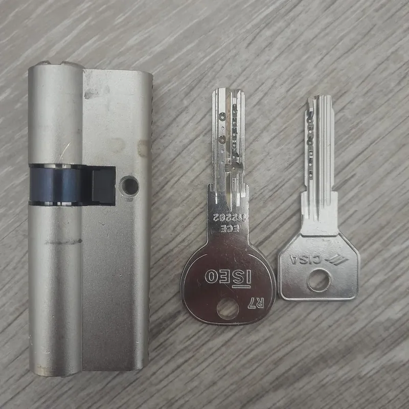 Bombín de seguridad junto a llaves ISEO R7 y CISA