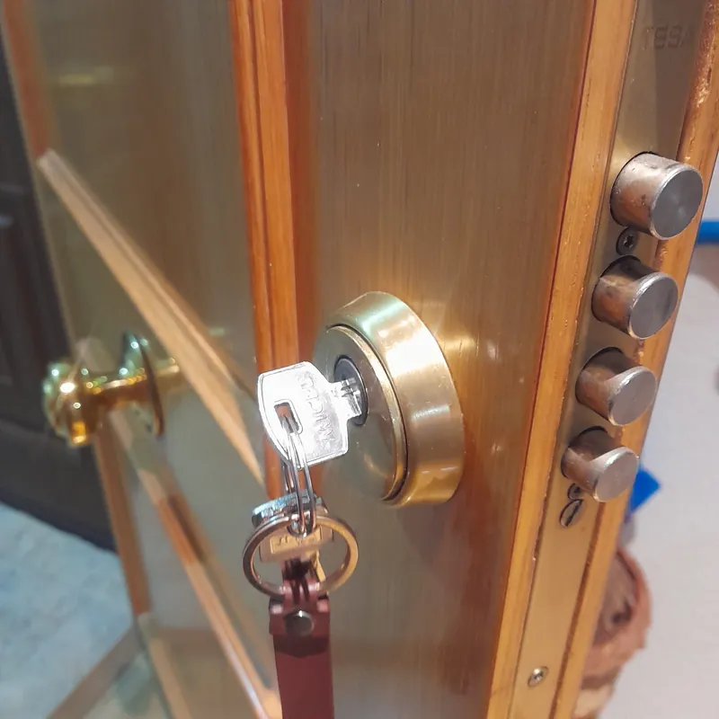 Cerradura TESA multipunto con escudo en puerta de seguridad