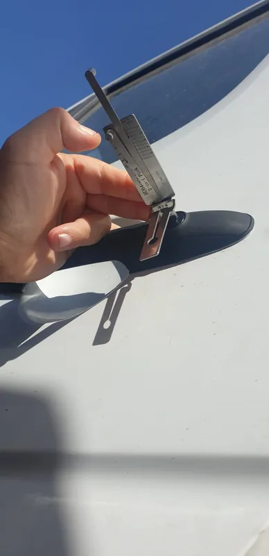 Herramienta de apertura de precisión introducida en la cerradura de un coche
